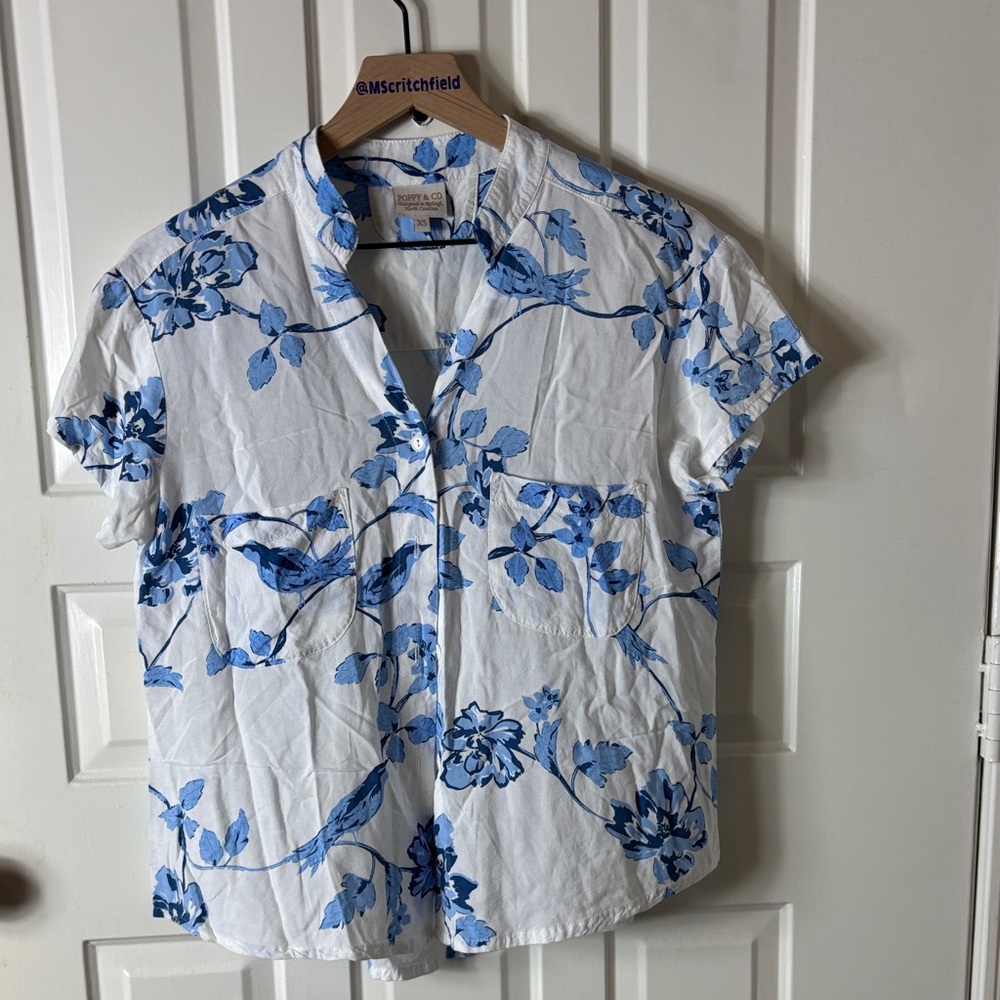 Poppy & co Floral Blue and White Button-Up Shirt xs rayon